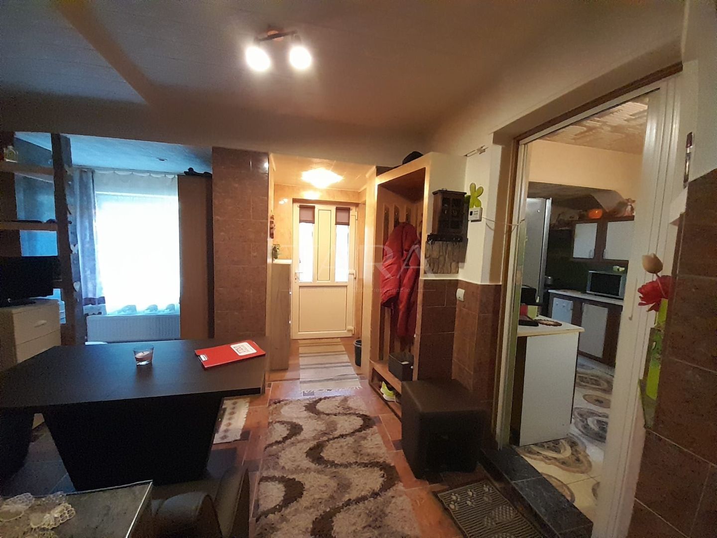 Vanzare apartament la curte comuna in zona centrala - Poză 2