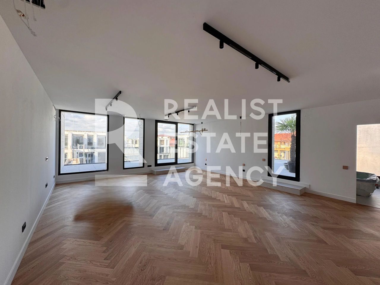 Vilă Spațioasă cu grădină privată în Nordul Capitalei. - Poză 10