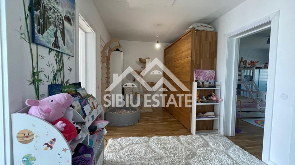 Duplex elegant cu 5 camere, 2 bai, curte in Cristian - Poză 22