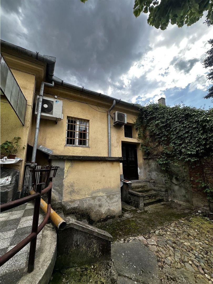 Casa Ultracentral dublu front acces auto - Poză 3