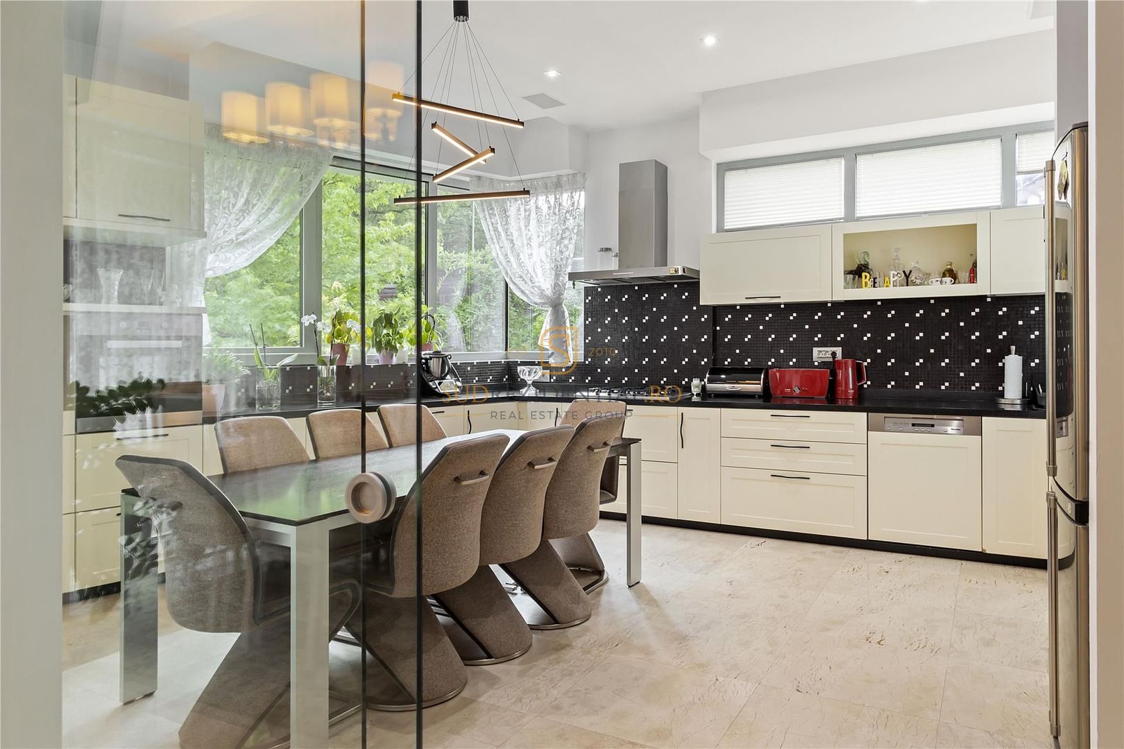 Vila exclusivista cu piscina, sauna si crama, 479.27 mp, langa padure - Poză 5