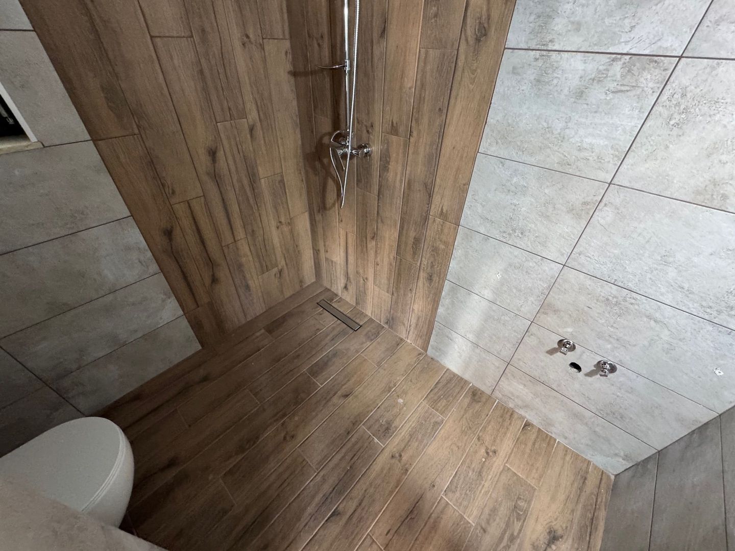 VilE stil Neoromaneasc Tunari, TOATE UTILITATILE, curte GENEROASA - Poză 6