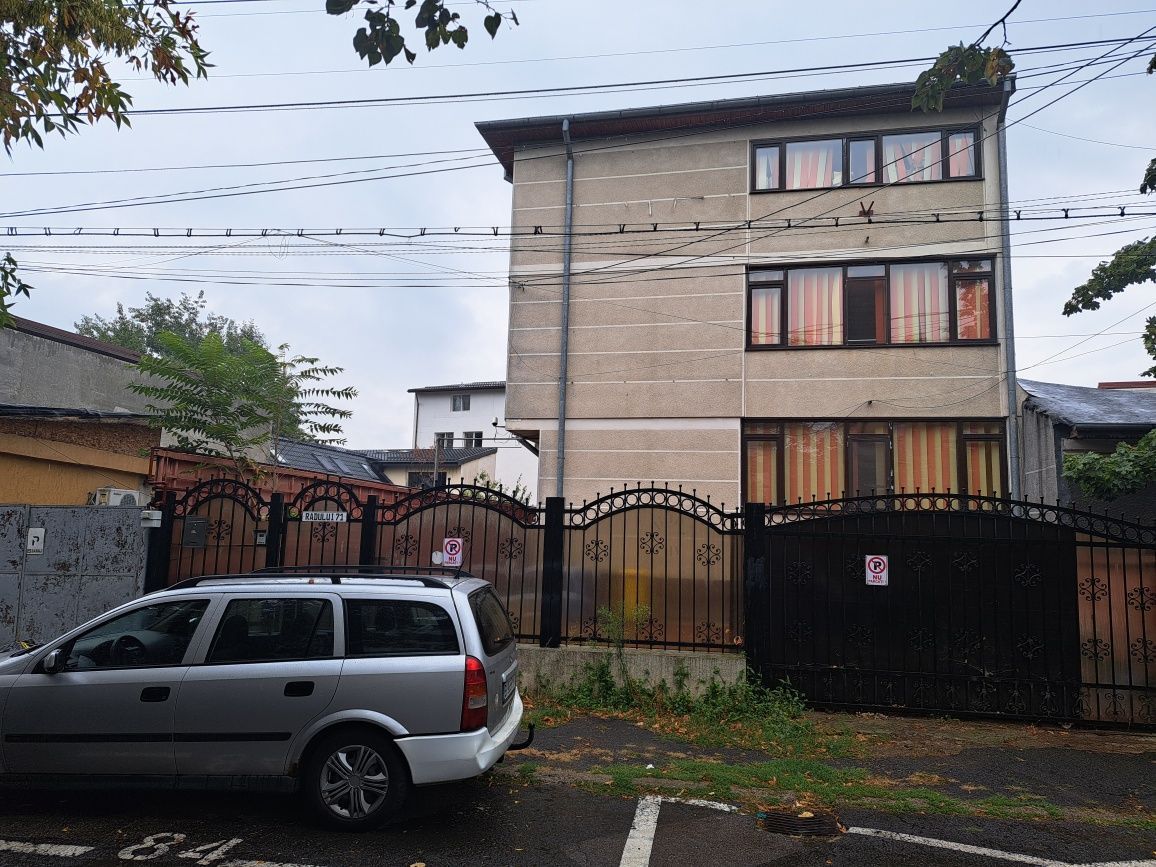 Vând casă cu demisol , parter + 2 etaje și teren în sector 4 - Poză 1