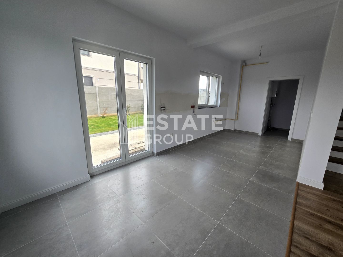 Duplex cu 5 camere despartit prin garaj in Giarmata - Poză 3