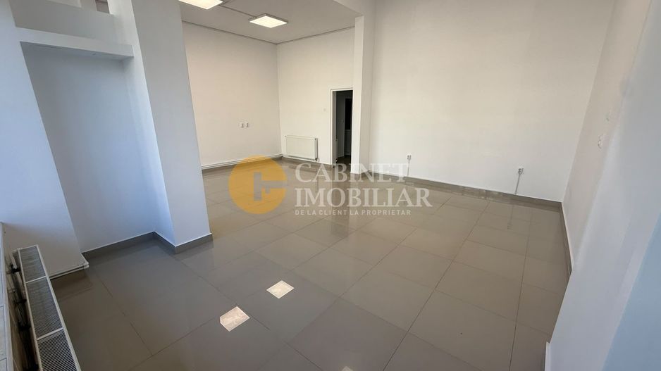 Spatiu Comercial Vitrat- 60mp - Front Stradal - Podu Ros - Poză 2