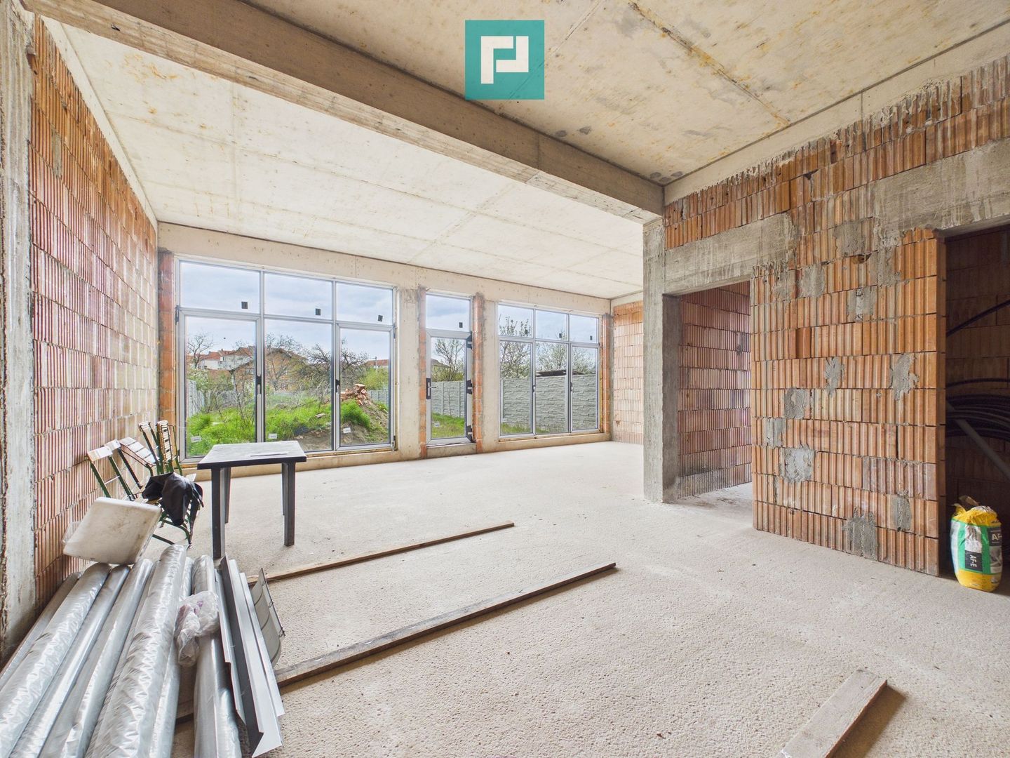 Casă la roșu cu piscină-Pârneava-767 mp teren - Poză 2