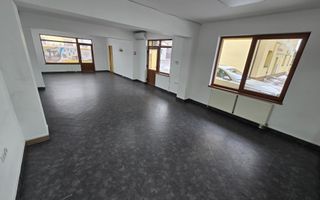 Spatiu comercial cu vitrină la strada si baie proprie - Poză 2