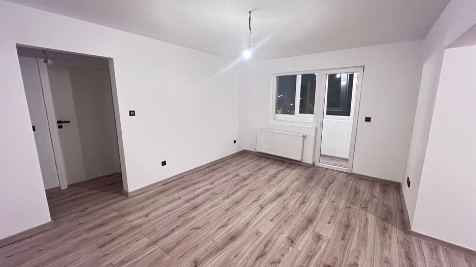 Apartament cu 3 camere de vanzare | Cartierul Manastur | Semidecomandat | - Poză 2