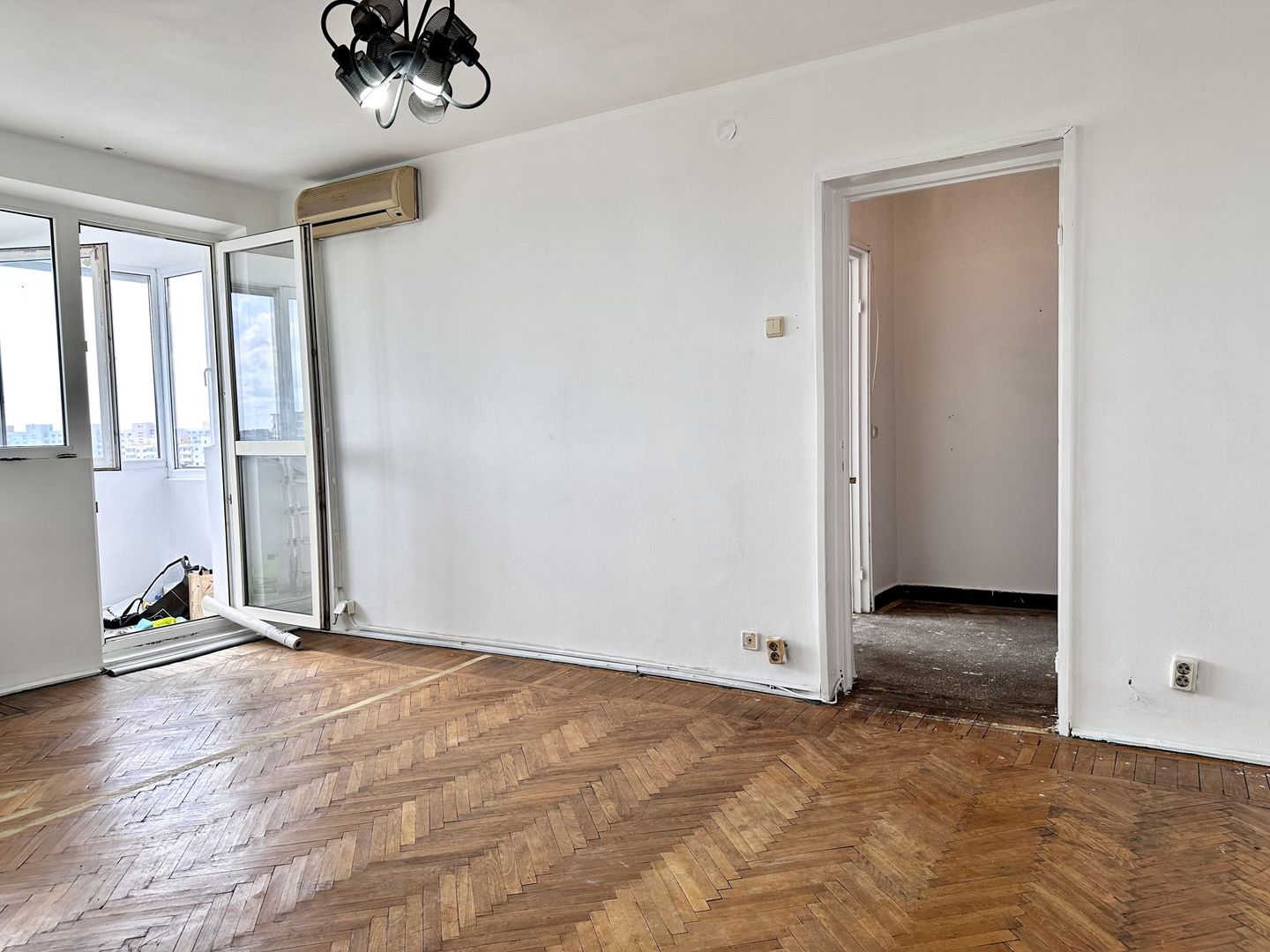 Apartament 2 camere Mihai Bravu 42-62, vedere spate, bloc izolat - Poză 1