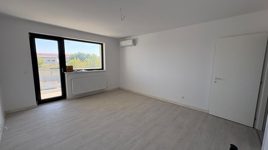 AP. 3 CAMERE- HILS SPLAI, PARCARE INCLUSA, BUCATARIE INCHISA, COMIS 0% - Poză 1