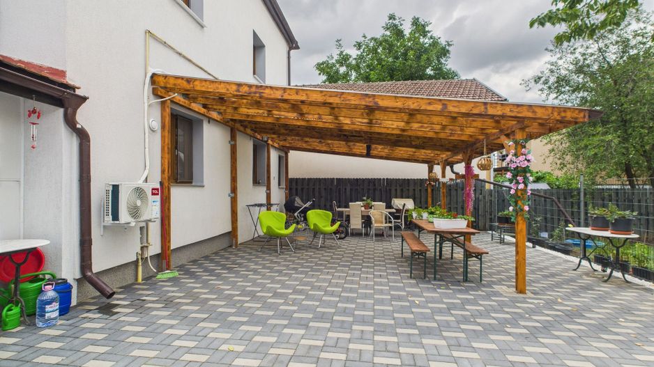 Vilă spațioasă cu 6 camere în Dumbrăvița - Poză 2