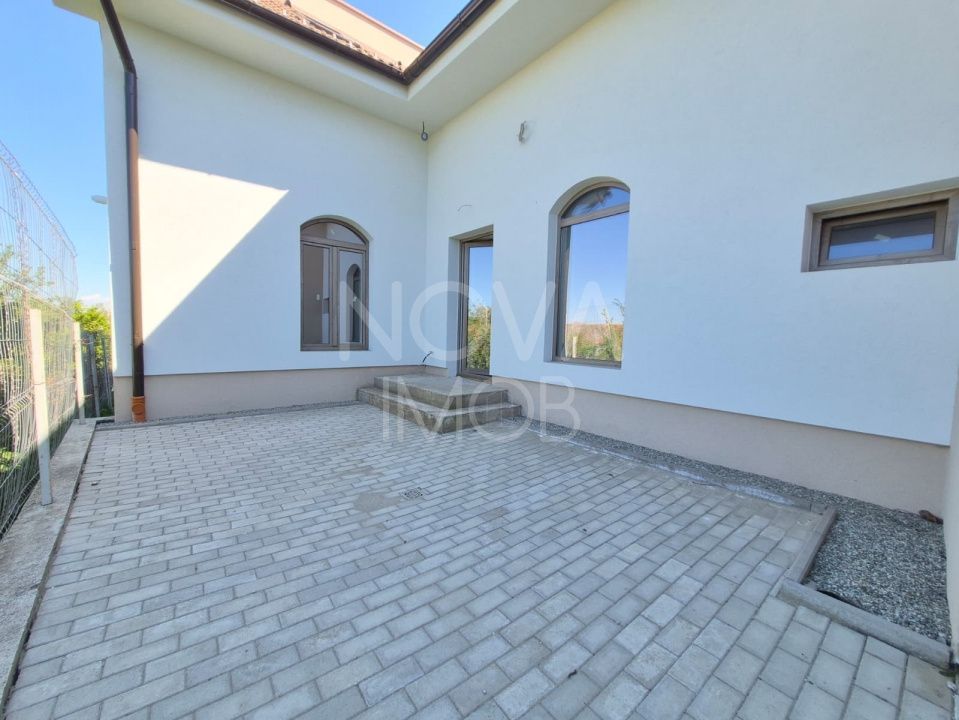 Casa generoasa cu 5 camere, 2 bai, dressing si parcare – Sura Mica - Poză 4