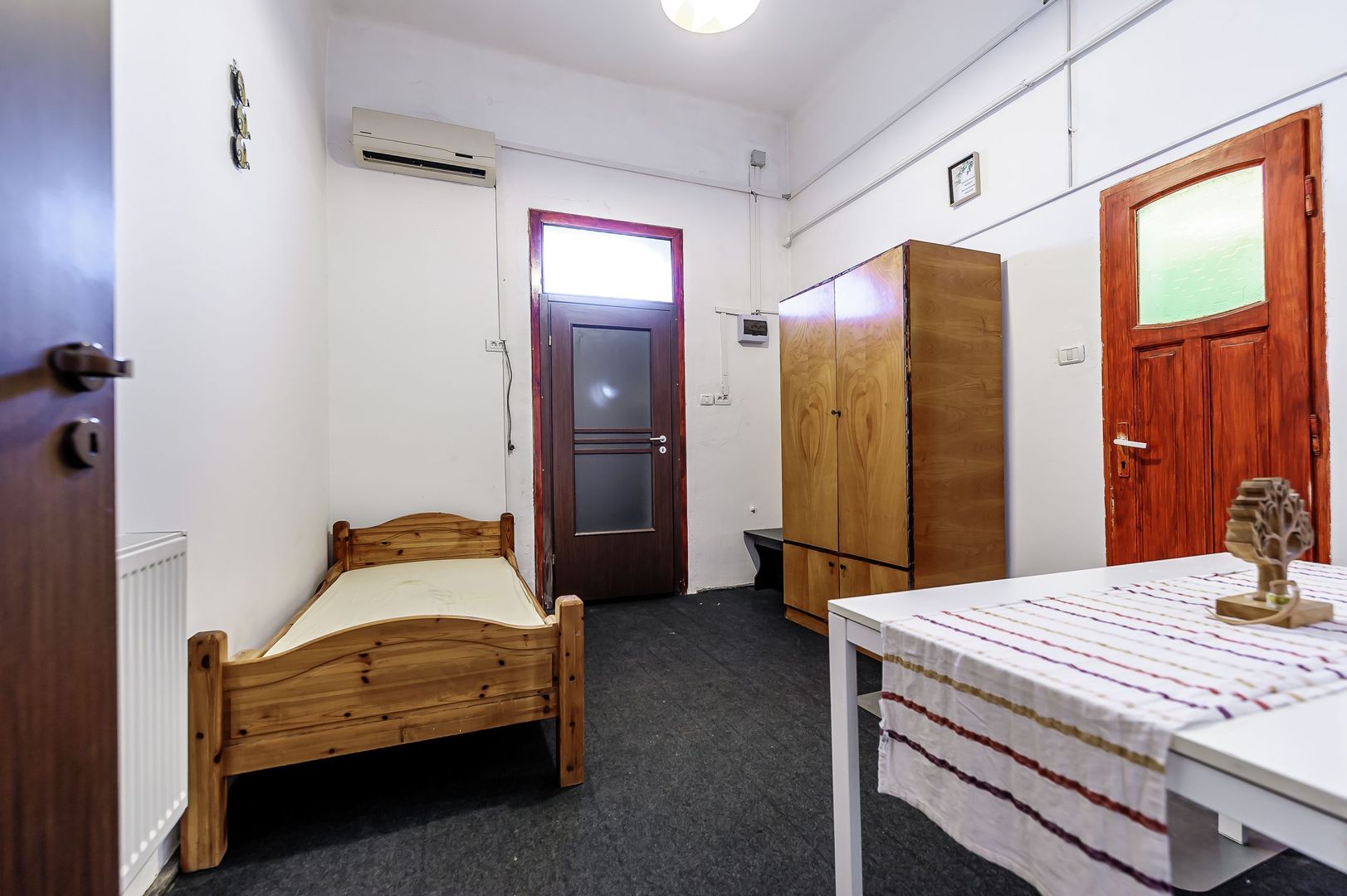 VANDUT! Garsoniera Ultracentrala - str. Episcopiei - COMISION 0% - Poză 2