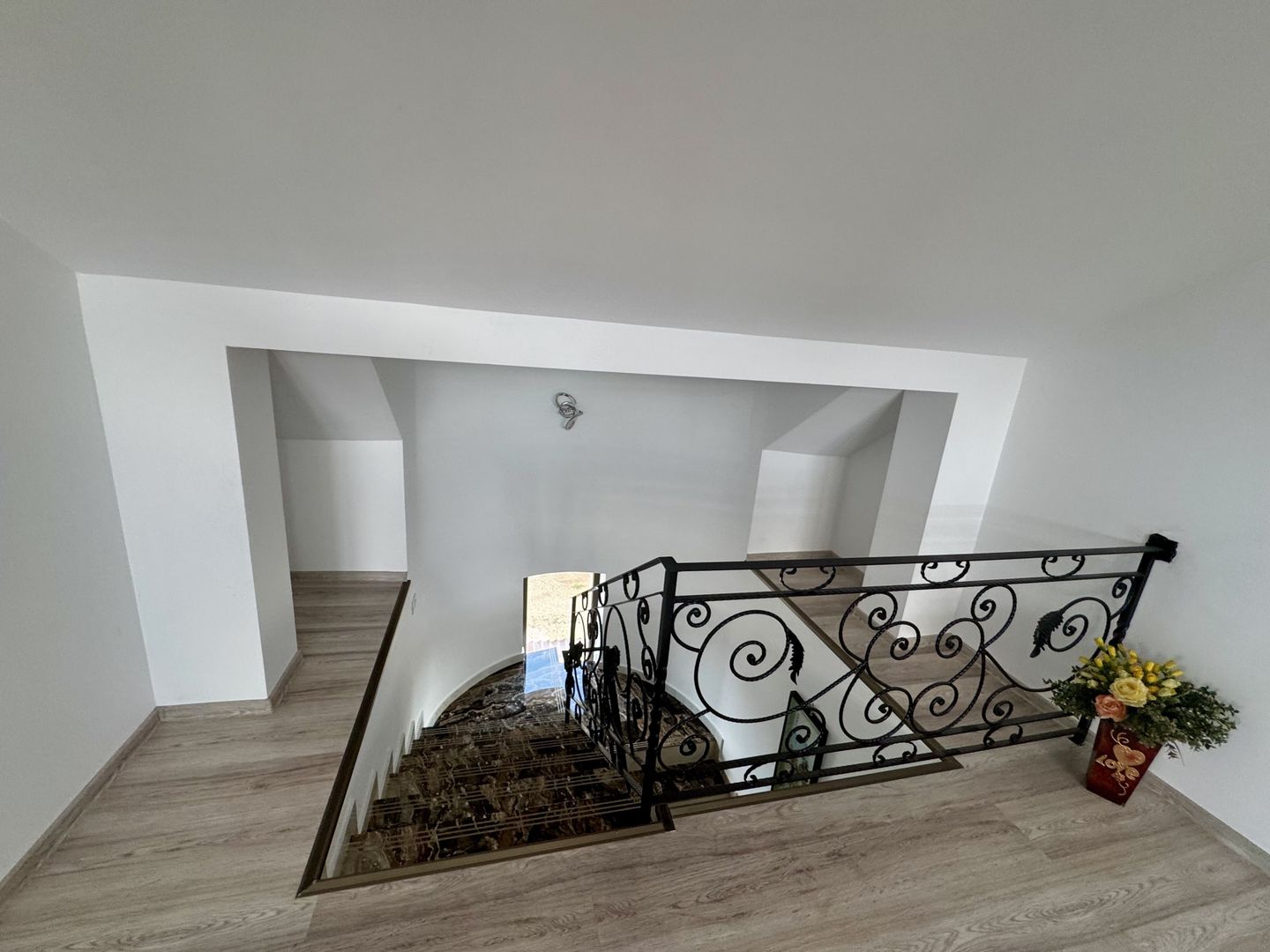 Berceni - VILĂ UNICAT, spațioasă, curte 1.000 mp, la 7 min metrou - Poză 33