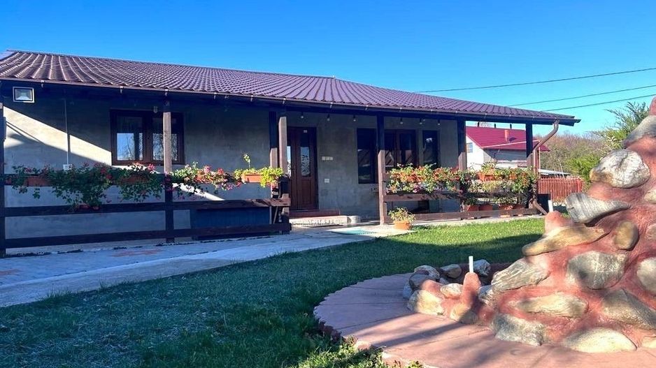 Aproape de oras! Vanzare casa cu 4 camere in Gura Ocnitei! - Poză 1