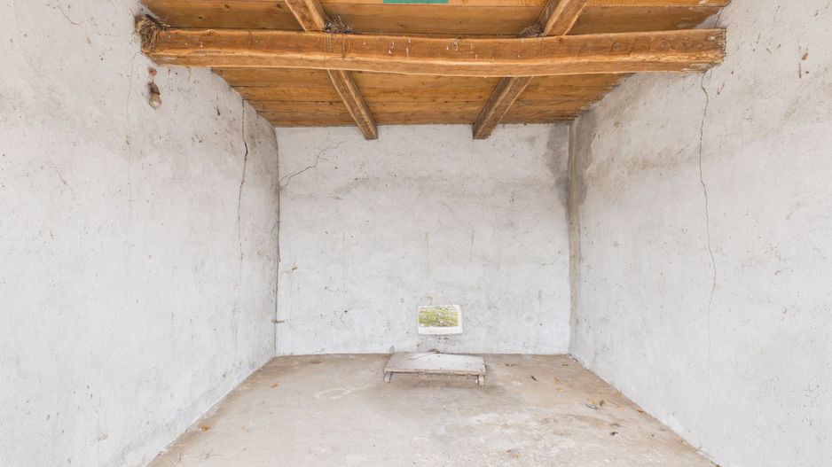 Casă modestă cu 3 camere de renovat în Mișca - Poză 11