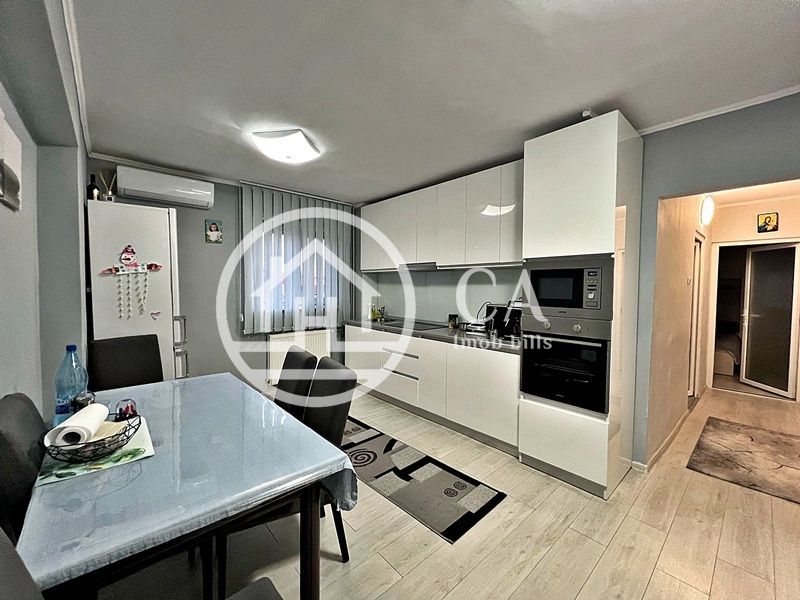 Apartament de vânzare cu 3 camere în zona Rogerius, Oradea - Poză 2