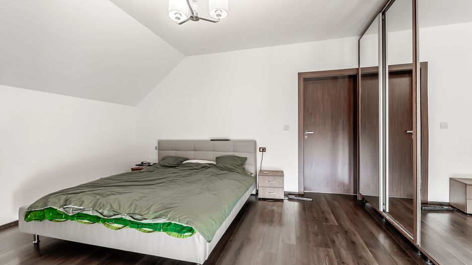 Vilă nouă independentă energetic și 1117 mp teren - Poză 9