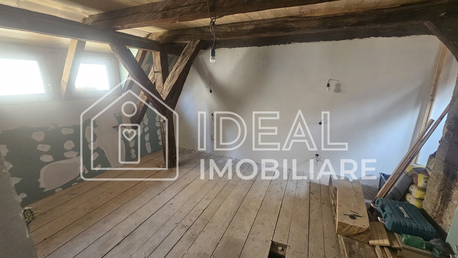 Casă veche, solidă, cu 4 camere, pivniță boltită și 4 băi – zonă centrală - Poză 3