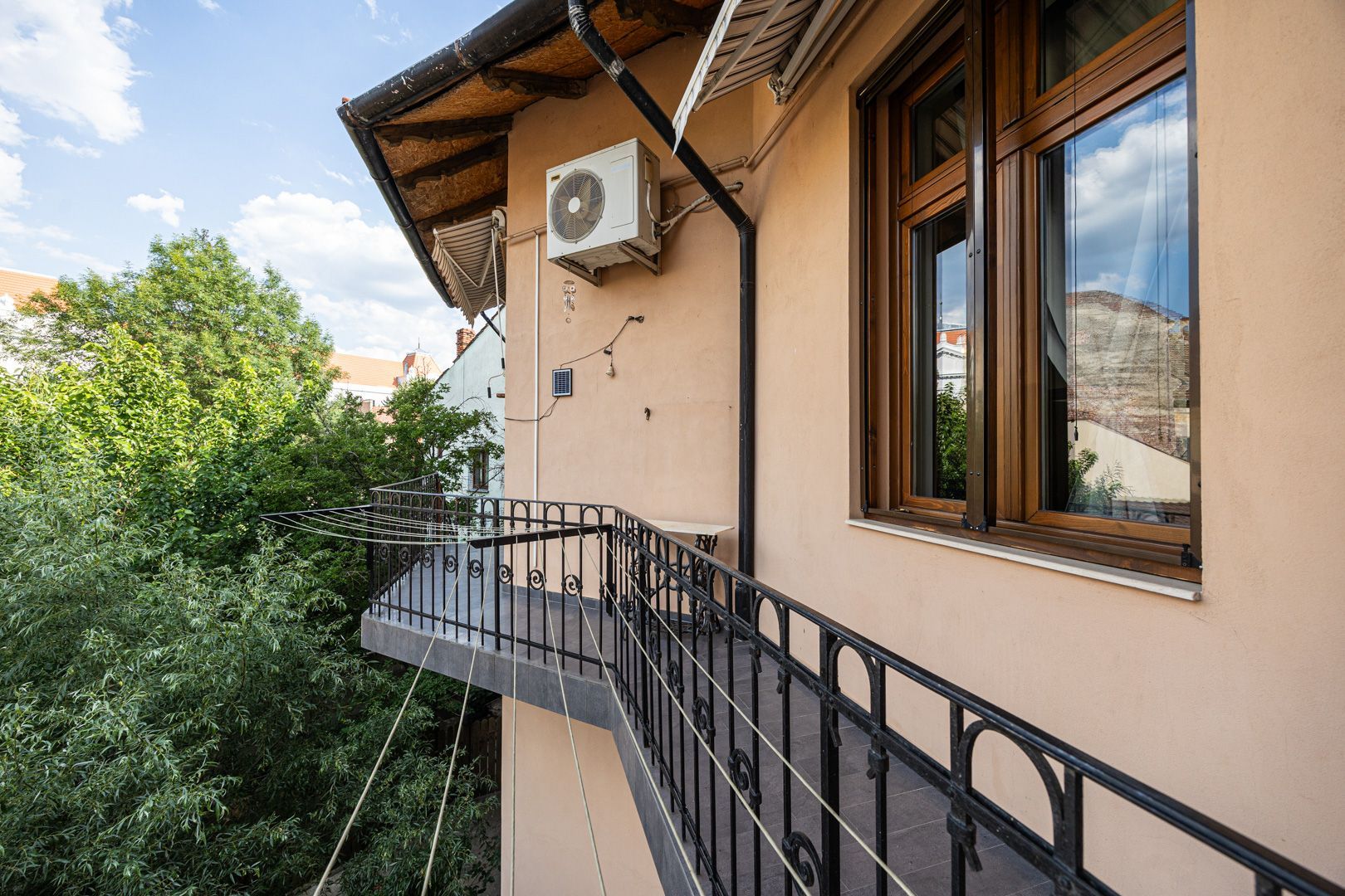 Apartament ultracentral cu 3 camere, 2 băi și curte privată - Poză 2