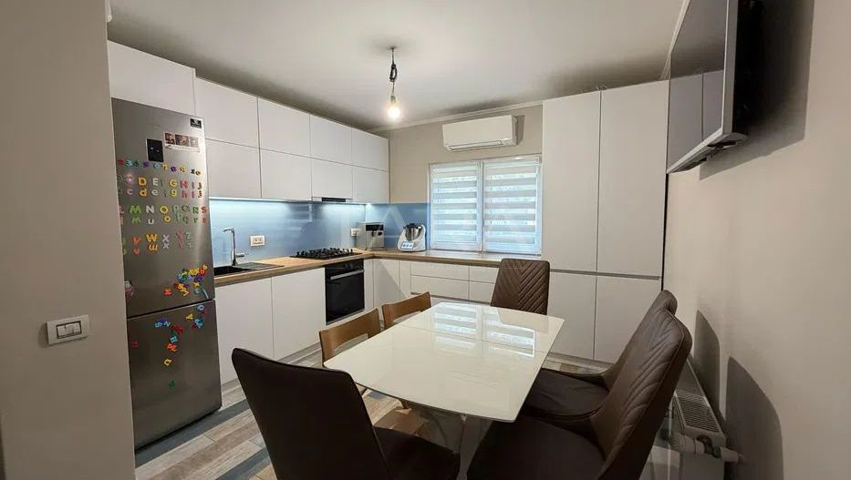 Apartament modern cu 3 camere, garaj și parcare, în zonă liniștită. - Poză 1