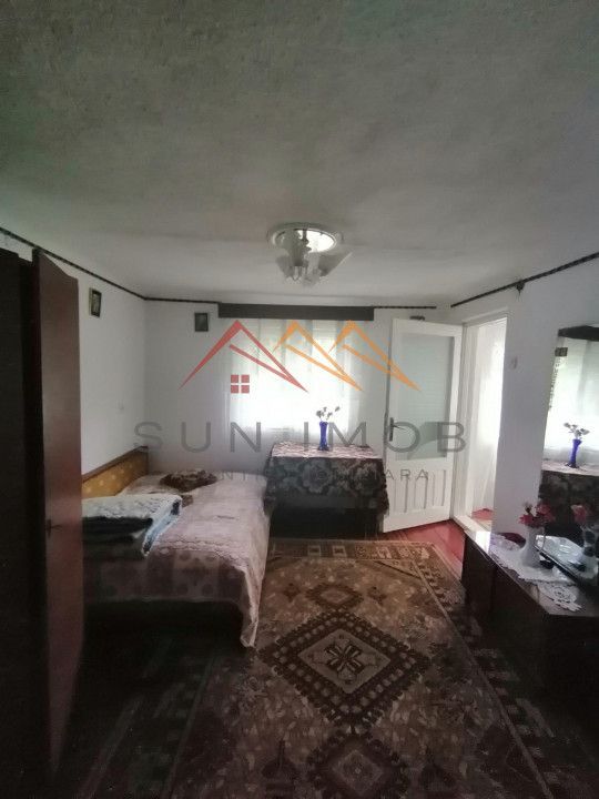 Casa rustica 3 camere, 4000 mp teren, cabana din lemn, pomi fructiferi - Poză 24