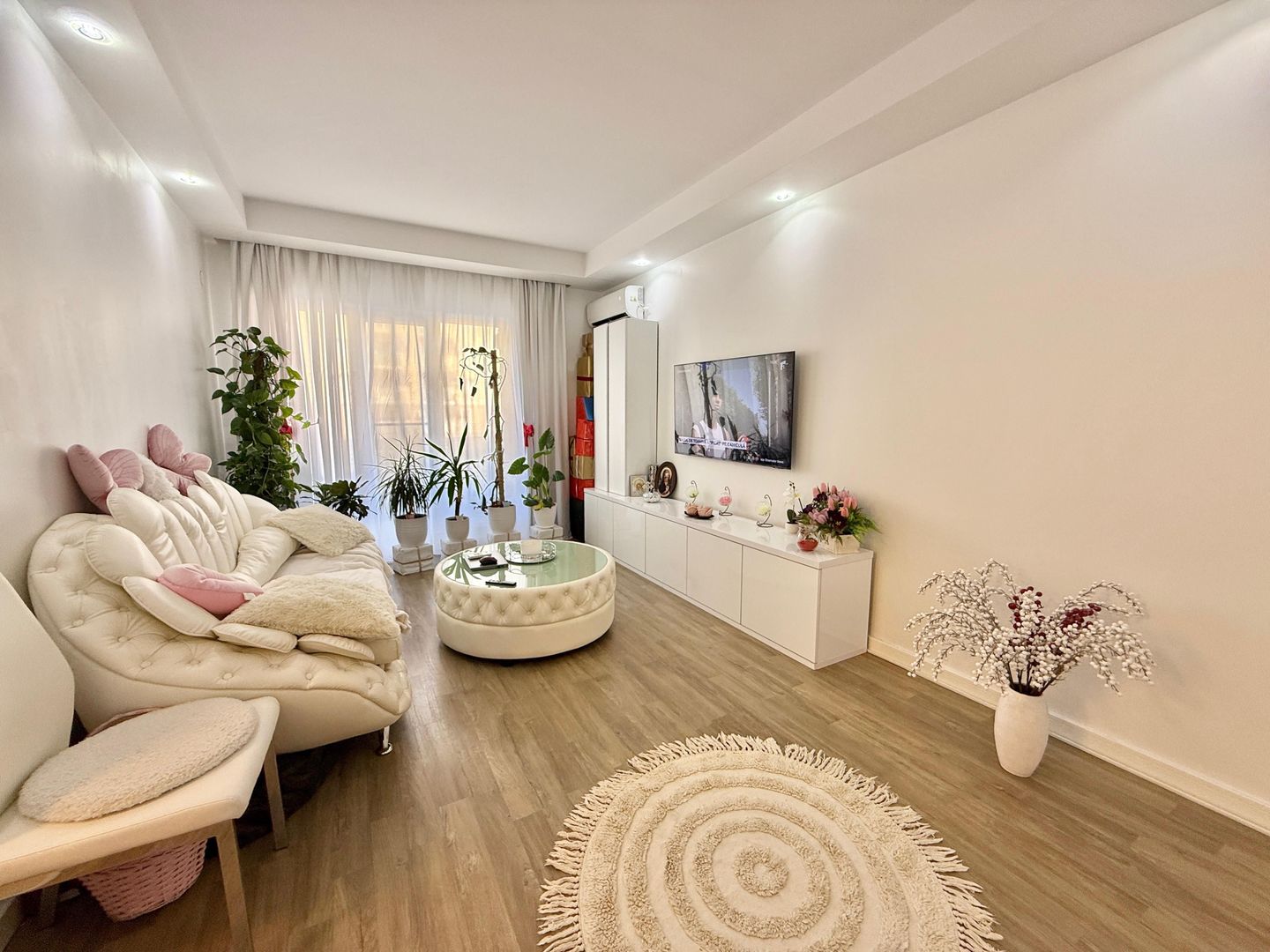 COSMOPOLIS - Apartament cu 2 camere, mobilat si utilat. - Poză 2