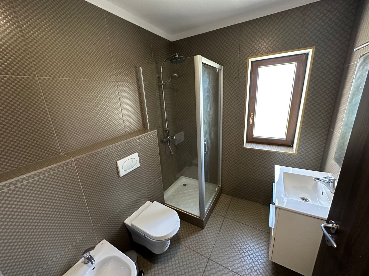 CASA SPATIOASA  CU GARAJ SI TEREN DE 600 MP - Poză 6