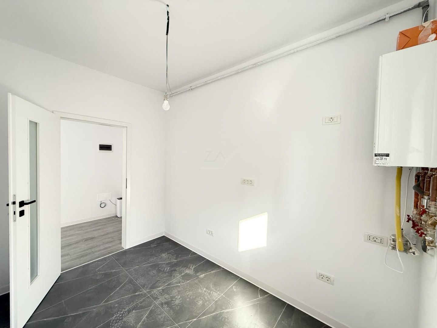 Disponibil imediat. Etaj 1. Bucatarie inchisa. Loc de parcare. Drum asfaltat. - Poză 4