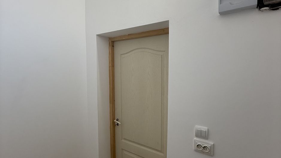 2 corpuri de Casă renovate + teren 125 mp Campina - Poză 17