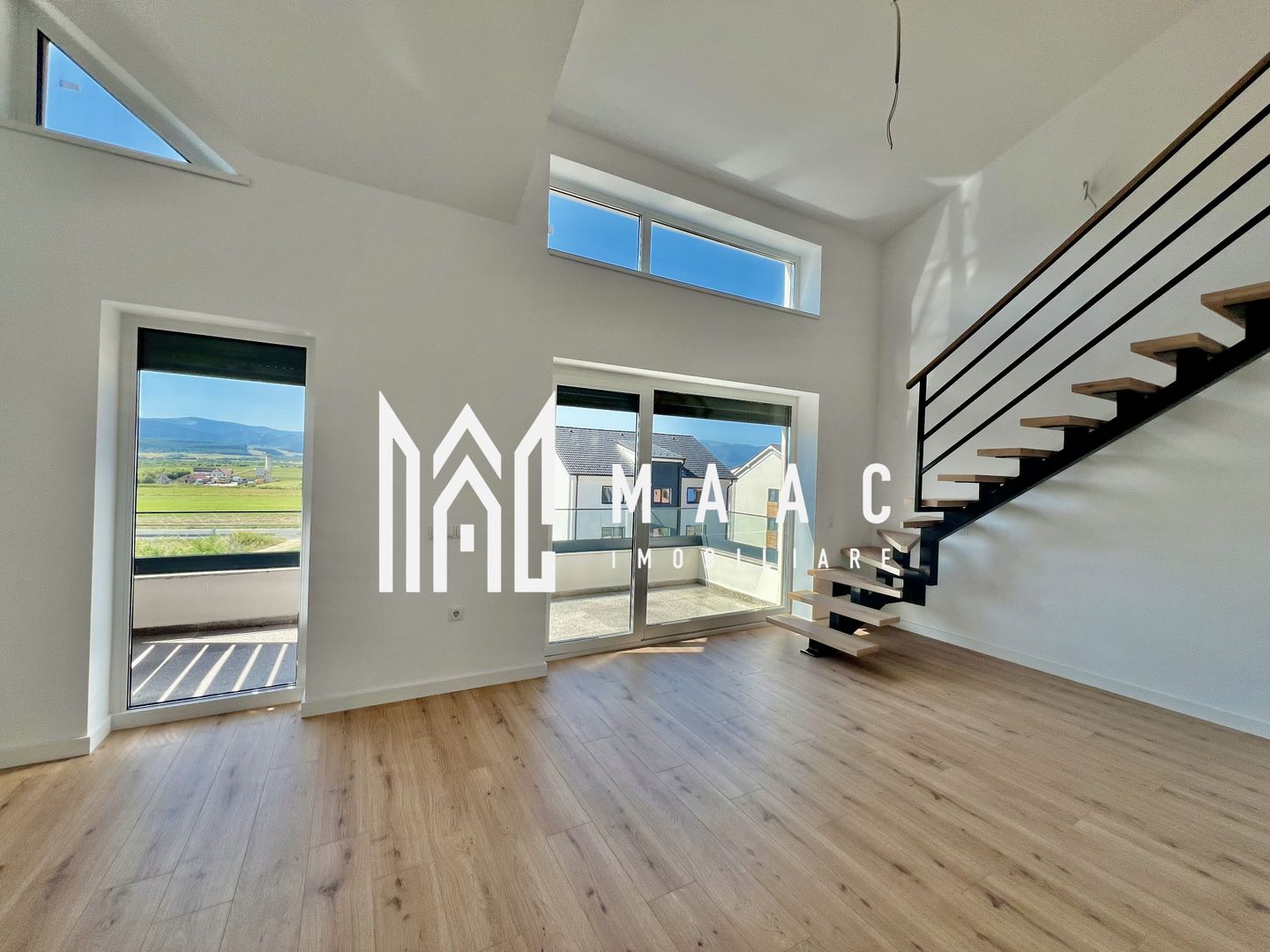 Penthouse Elegant pe 2 Niveluri cu Terasă și Vedere Superbă - Poză 2
