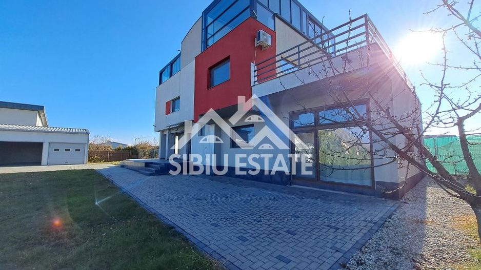 Casa cu 4 garaje, terase panoramice, teren mare - Poză 1