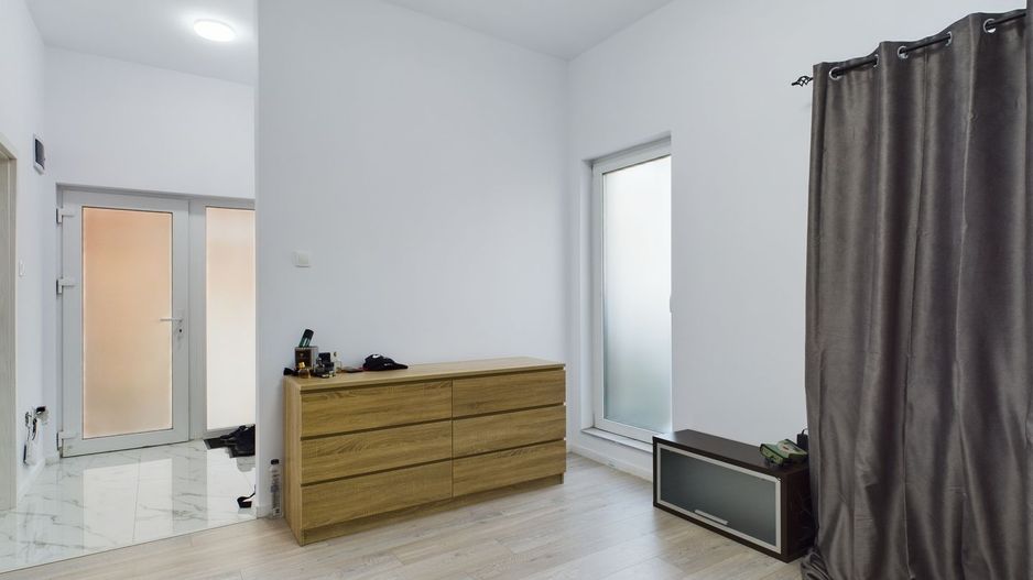 Apartament cu 8 locuri de parcare in Giroc - Poză 1