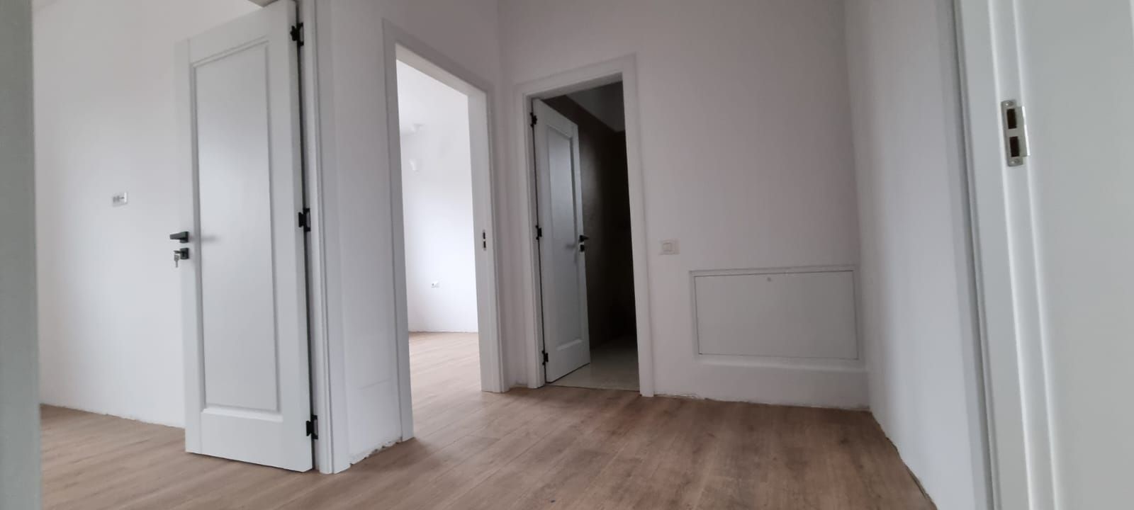 Reședință Modernă cu Finisaje Distinse - Poză 7