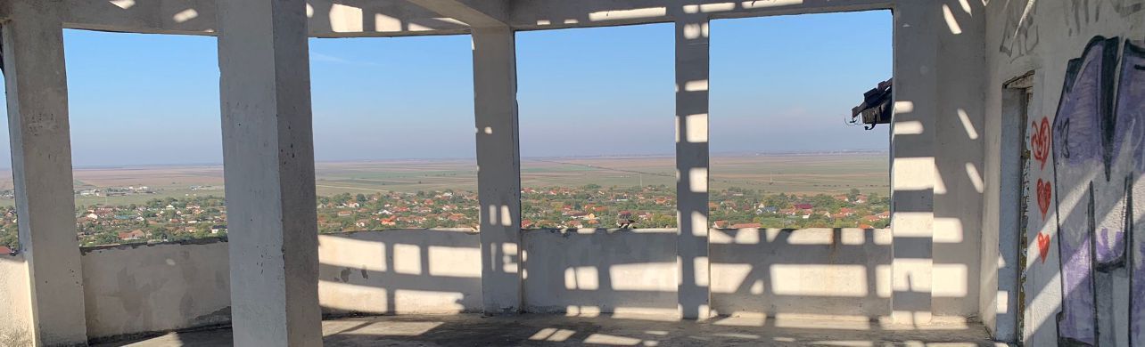 Castel cu vedere panoramică pe dealul Șiriei - Poză 15