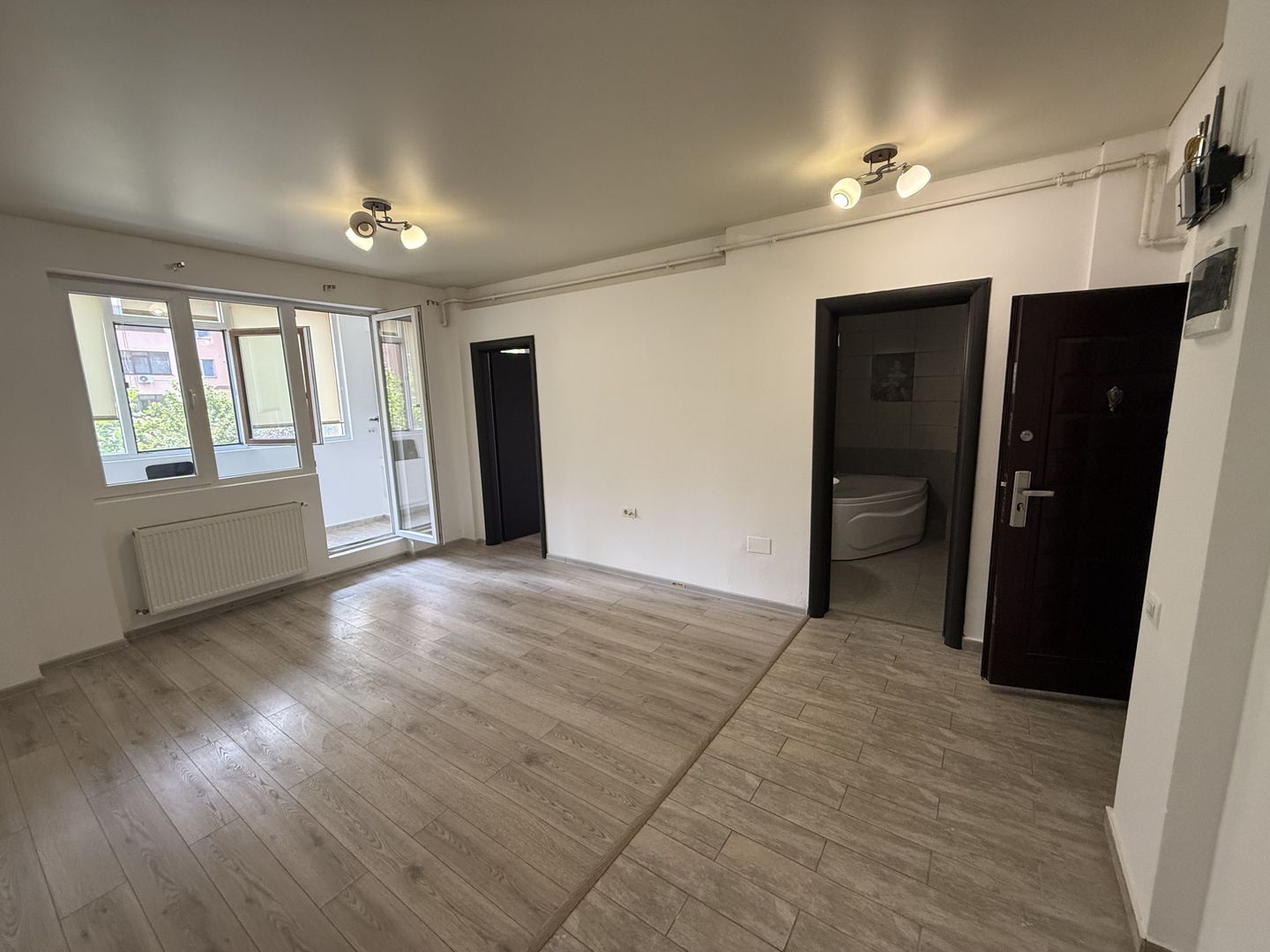 Garsonieră dublă 39mp- living + dormitor + balcon mare - Etaj 1 - Poză 1