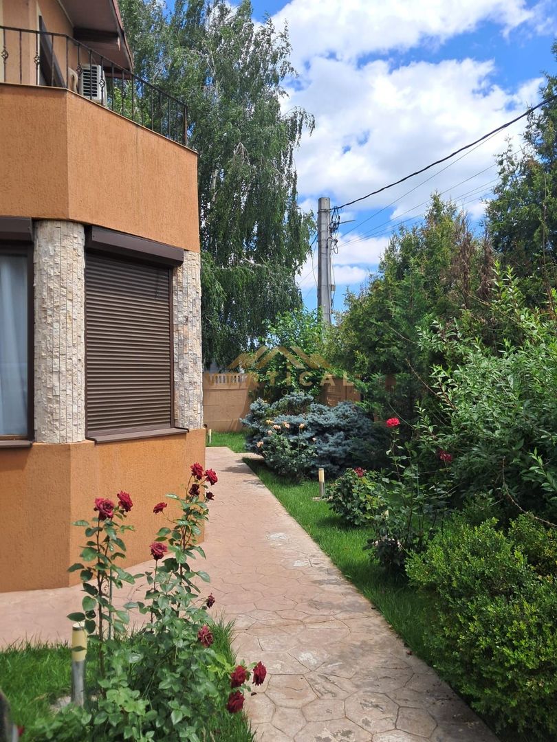 Casă deosebită, Zona Miorița – Comuna Berceni, Curte amenajată - Poză 7