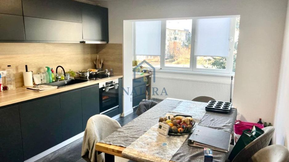 Vanzare apartament - 3 camere  - etaj intermediar - Paltinisului - Poză 1