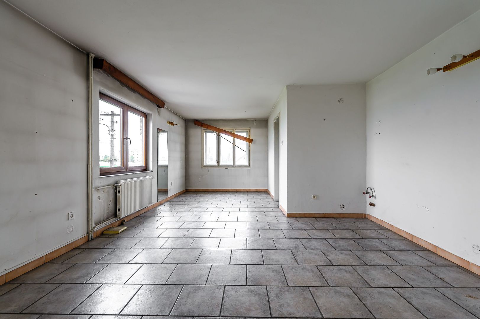 Imobil spațiu comercial și 11 apartamente - Poză 15