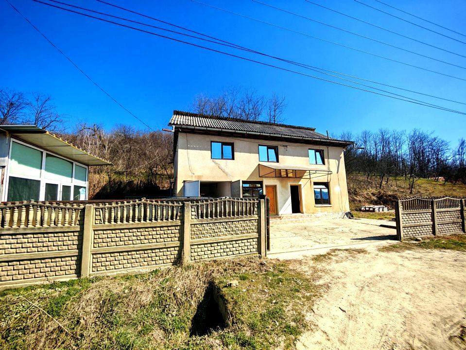 Casă cu teren generos în Dârmănești, Argeș-ideală pentru locuința sau afacere  - Poză 3