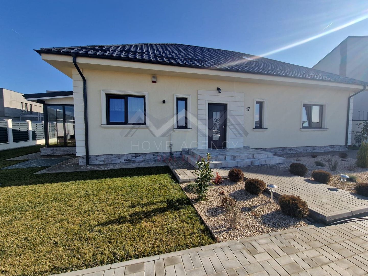 Casă complet mobilată și utilată, cu grădină amenajată | teren 500 mp - Poză 1