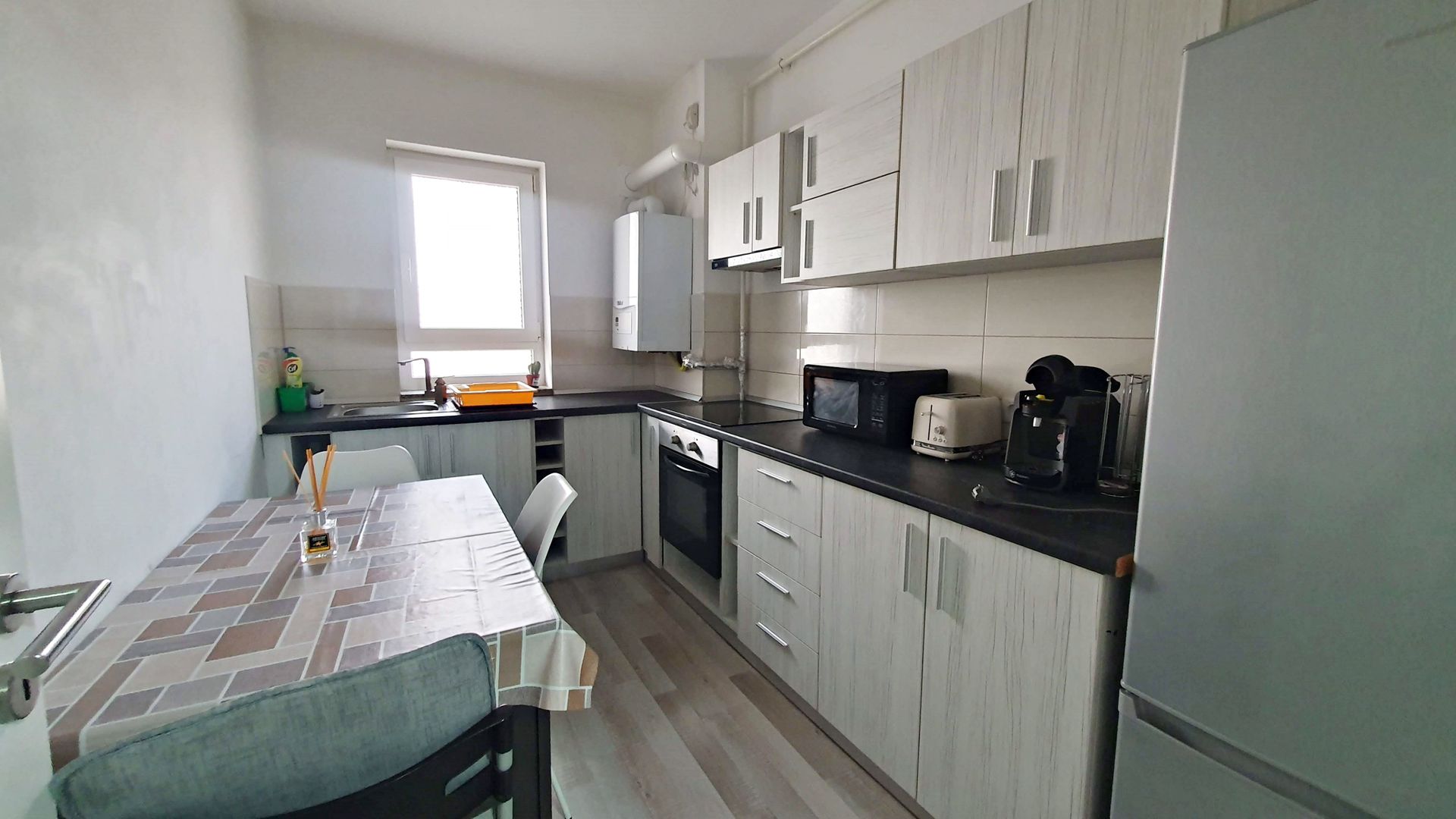 Ansamblul Maurer, bloc nou, vis-a-vis de Coresi, mobilat si utilat - Poză 2