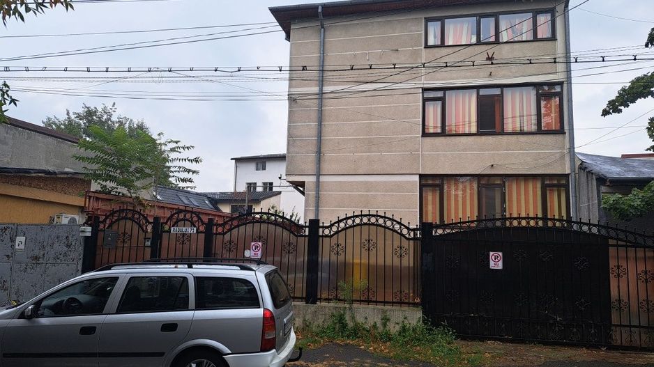 Vând casă cu demisol , parter + 2 etaje și teren în sector 4 - Poză 1