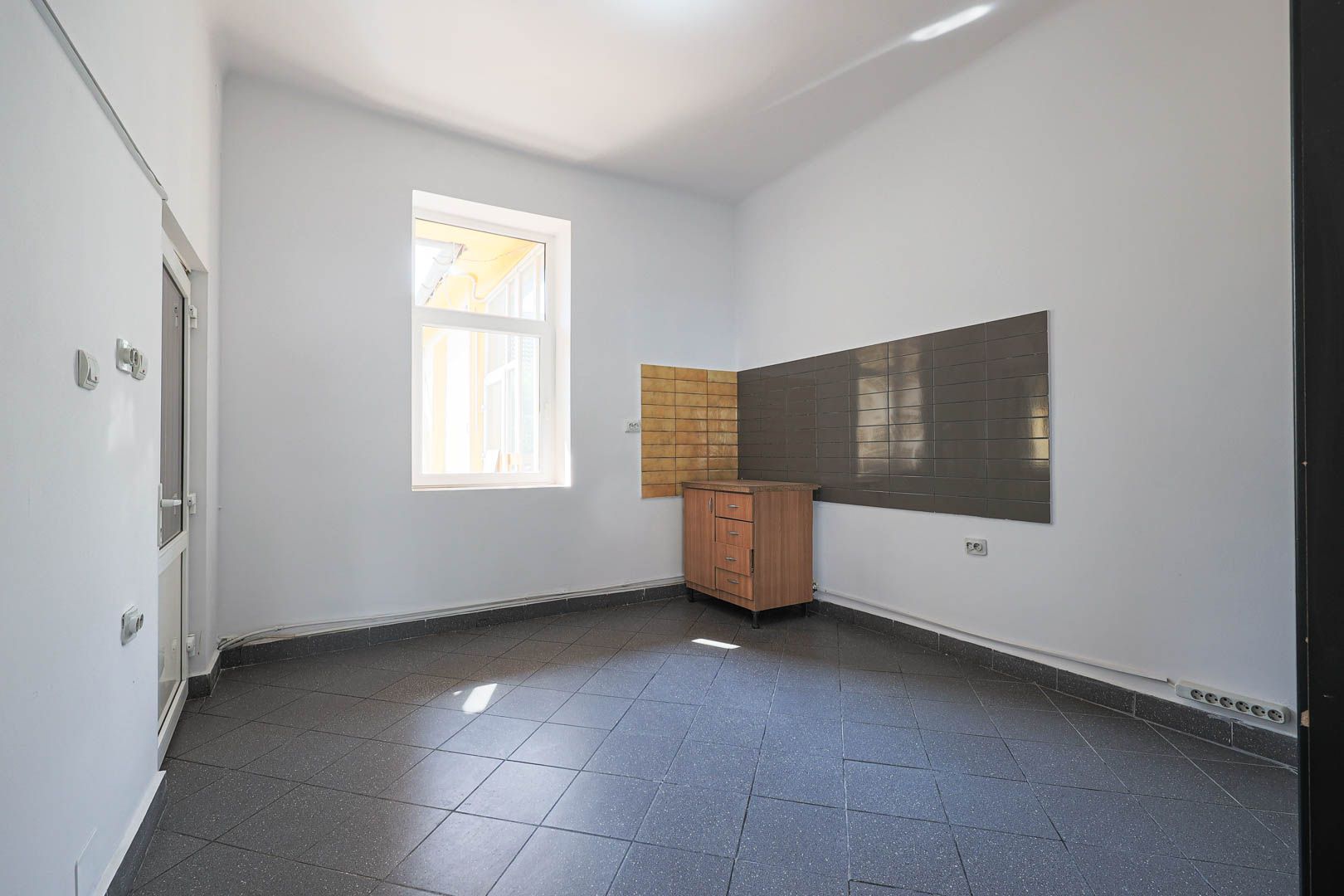 Locație excelentă: Spațiu comercial  Reprezentanță sau Închiriere. - Poză 4