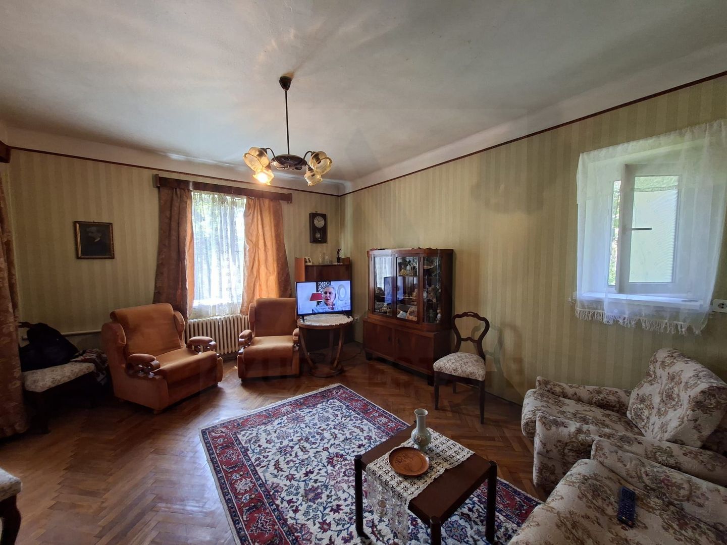 Casa individuala 185 mp utili S + P + E garaj si teren 777 mp Central - Poză 3