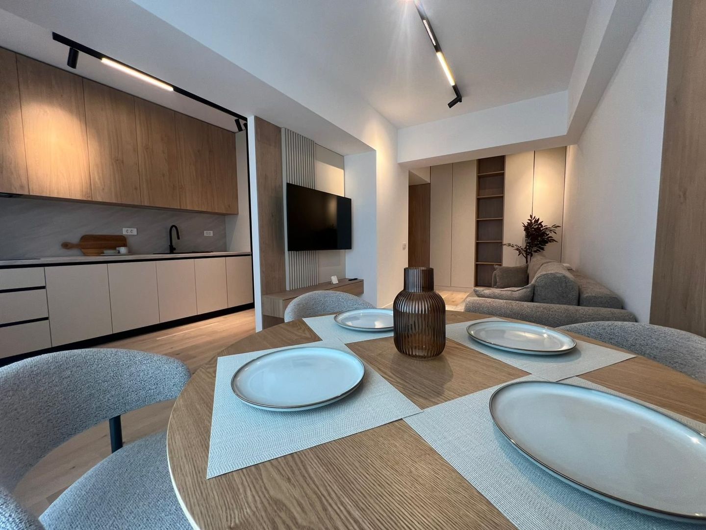 Apartament 2 Camere în First Estate | Prima Închiriere | Parcare - Poză 1