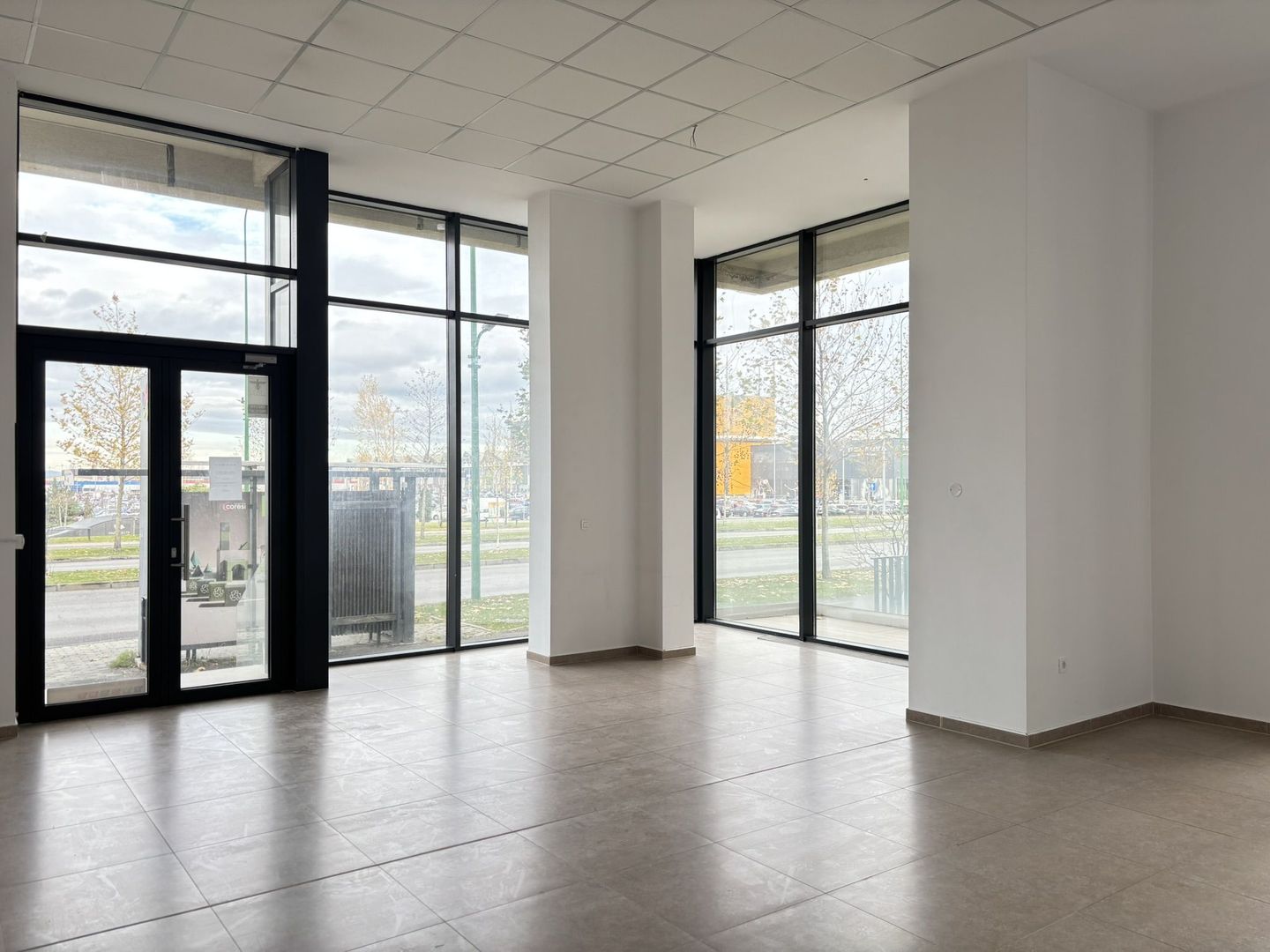 DE ÎNCHIRIAT – Spațiu comercial 102 m² – Coresi Avantgarden (Kasper) - Poză 4