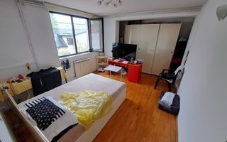 Vând casă cu demisol , parter + 2 etaje și teren în sector 4 - Poză 3