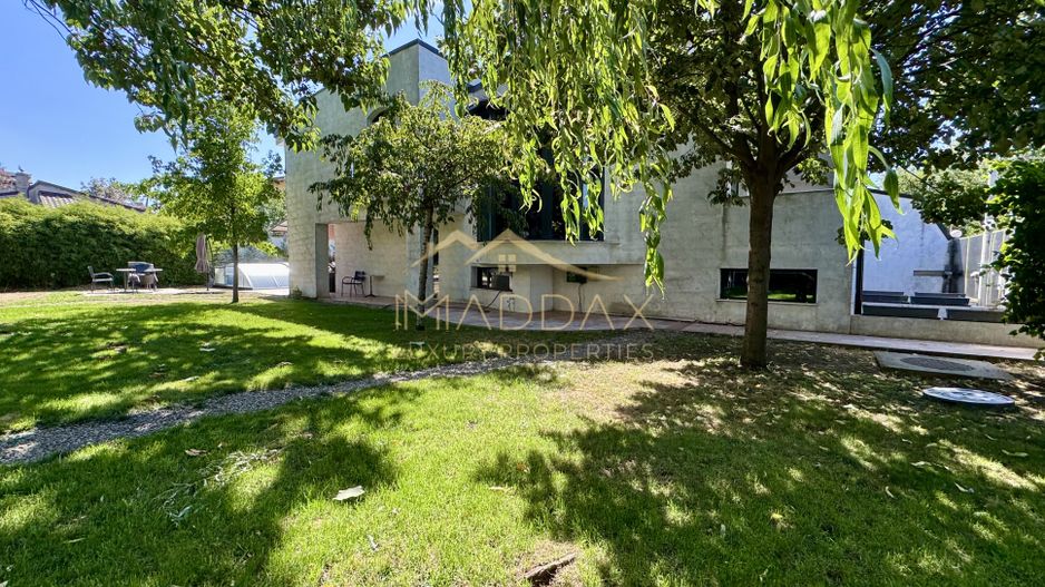 Vila cu 5 camere *344mp* + 800mp Teren // Zona Bucurestii Noi - Poză 2