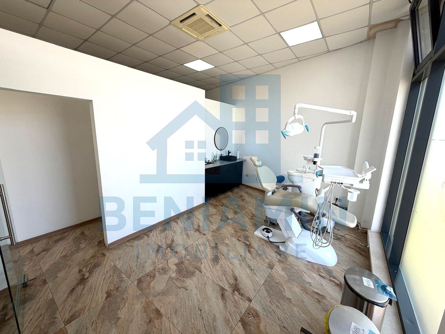 Spatiu comercial pe Bulevardul Decebal - Rovine - Helmat 100mp - Poză 5